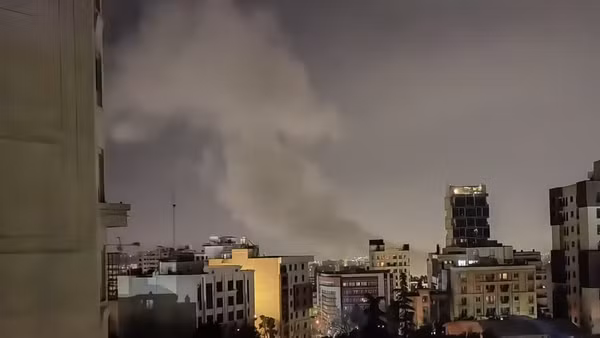 Khói bốc lên sau vụ không kích tại Tehran, Iran. (Ảnh: THX/TTXVN) 