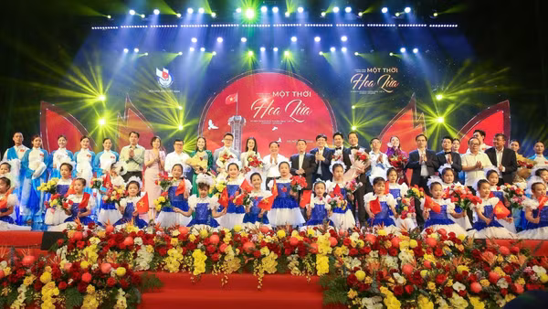 Các đại biểu và nghệ sĩ tại chương trình nghệ thuật chính luận “Một thời hoa lửa”. (Ảnh: SƠN HẢI)