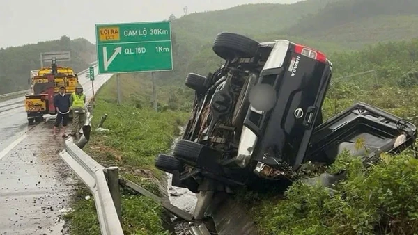 Hiện trường vụ xe ô-tô mất lái, lật bên lề đường cao tốc Cam Lộ-La Sơn.