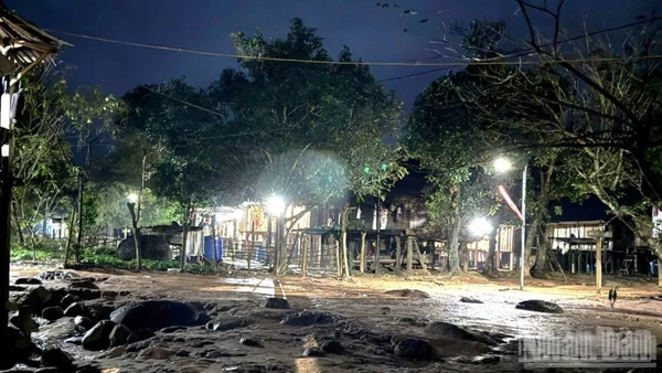 Lần đầu tiên sau hàng chục năm, bản Dốc Mây bừng sáng ánh điện. Dù mưa lạnh nhưng không gian của bản vẫn sáng lên niềm vui và niềm hy vọng về tương lai tươi sáng phía trước.