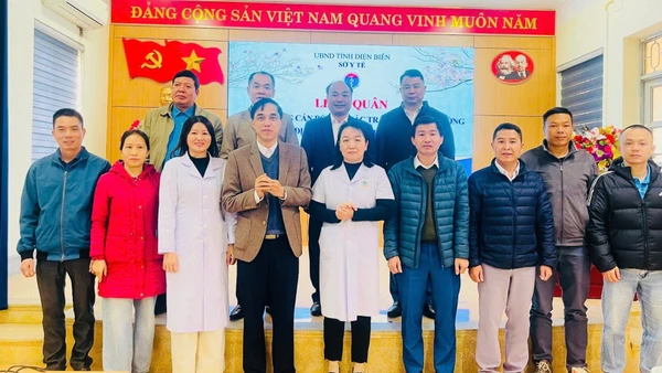 Đồng chí Phạm Văn Mẫn, Phó Giám đốc Sở Y tế Điện Biên động viên cán bộ Trung tâm Y tế Tủa Chùa tăng cường về tuyến xã. 