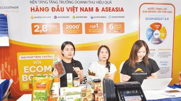 Livestream quảng bá sản phẩm trong hoạt động thương mại điện tử và kết nối vùng Đà Nẵng. (Ảnh TTXVN)