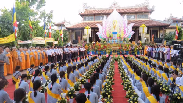 Việt Nam tôn trọng và bảo đảm quyền tự do tín ngưỡng, tôn giáo của người dân. 