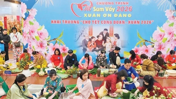 Thi gói bánh chưng tại chương trình "Tết Sum vầy-Xuân ơn Đảng 2026" do Liên đoàn Lao động thành phố Hà Nội tổ chức. (Ảnh: NGỌC ÁNH)