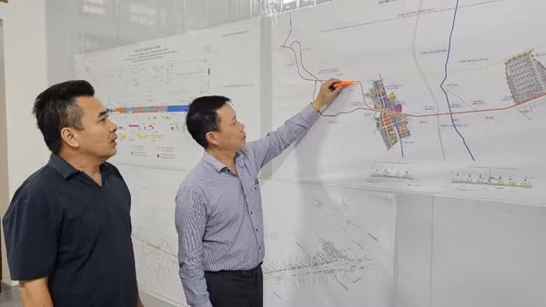 Các kỹ sư thảo luận giải pháp thi công từng đoạn tuyến.