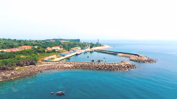 Đảo Cồn Cỏ (tỉnh Quảng Trị) được định hướng trở thành hạt nhân phát triển kinh tế biển xanh, du lịch sinh thái và sinh kế bền vững. (Ảnh: TTXVN)