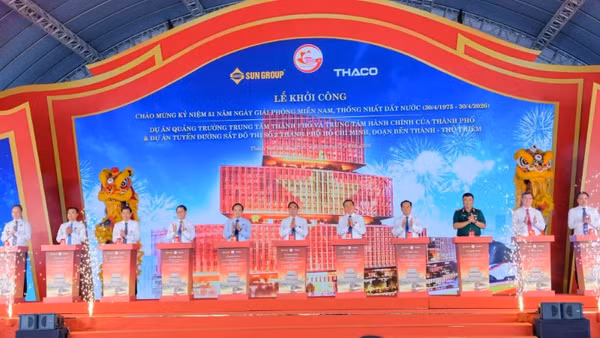 Các đồng chí nguyên lãnh đạo, lãnh đạo Đảng, Nhà nước, Thành phố Hồ Chí Minh nhấn nút khởi công các dự án. (Ảnh: THẾ ANH)