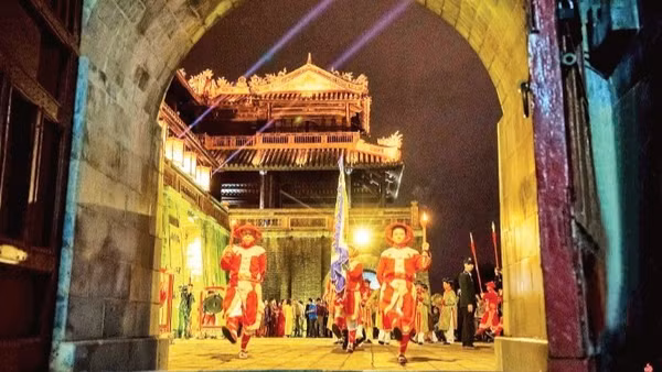 Huế đang cố gắng mở thêm dịch vụ để phục vụ khách du lịch khi đêm xuống.