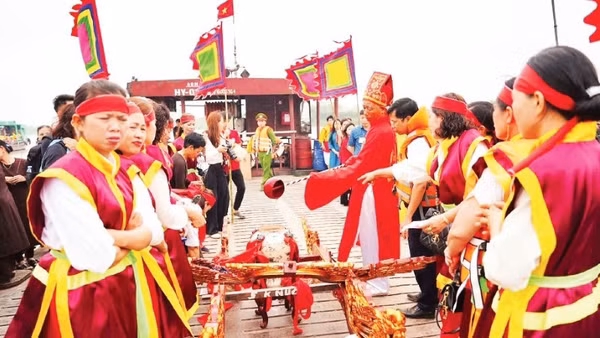 Thực hiện nghi thức lễ rước nước tại đền Dạ Trạch (xã Triệu Việt Vương, Hưng Yên).