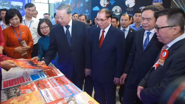 Tổng Bí thư Tô Lâm và các lãnh đạo, nguyên lãnh đạo Đảng và Nhà nước tham quan gian trưng bày tại Hội Báo toàn quốc năm 2025. 
