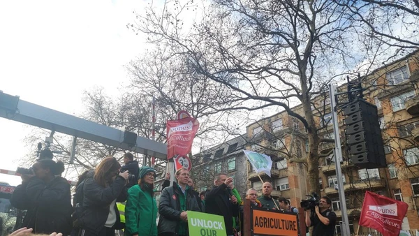 Biểu tình phản đối hiệp định với Mercosur trên đường phố Brussels (Nguồn: X) 