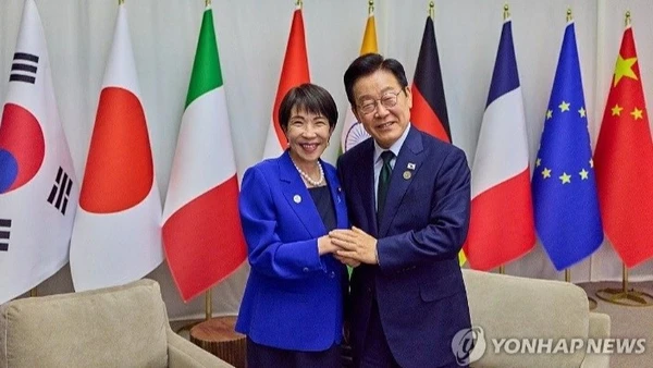 Tổng thống Hàn Quốc Lee Jae Myung (phải) chụp ảnh cùng Thủ tướng Nhật Bản Takaichi Sanae trước cuộc gặp bên lề Hội nghị thượng đỉnh G20 tại Johannesburg, Nam Phi, hồi tháng 11/2025. Ảnh: Yonhap