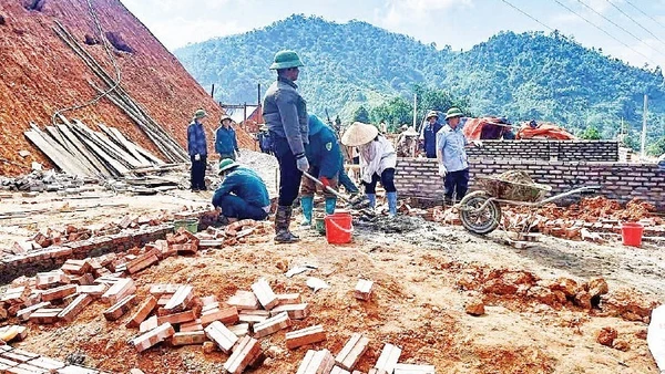 Được tỉnh Thái Nguyên đầu tư Khu tái định cư Liên Phương, xã Văn Lăng, người dân tiến hành làm nhà ở để ổn định cuộc sống lâu dài, tránh sạt lở.