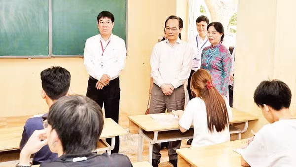 Lãnh đạo Bộ Giáo dục và Đào tạo kiểm tra công tác tổ chức thi và động viên cán bộ coi thi, thí sinh tại điểm thi Trường trung học phổ thông Nguyễn Du-Thanh Oai (Hà Nội).