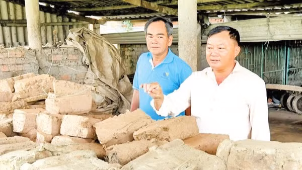 Ông Lê Ngọc Hùng (áo xanh), Giám đốc doanh nghiệp tư nhân gốm Tân Hương (xã Nhơn Phú, tỉnh Vĩnh Long) khó khăn tìm nguồn đất nguyên liệu, duy trì sản xuất.