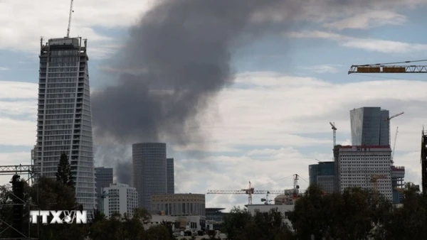 Khói bốc lên từ thành phố Tel Aviv, Israel sau cuộc tấn công đáp trả của Iran vừa qua. (Ảnh: THX/TTXVN)