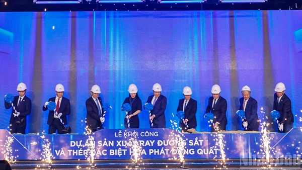 Lãnh đạo các bộ, ngành Trung ương, tỉnh Quảng Ngãi và Tập đoàn Hòa Phát thực hiện nghi thức khởi công dự án sản xuất ray đường sắt và thép đặc biệt Hòa Phát Dung Quất.