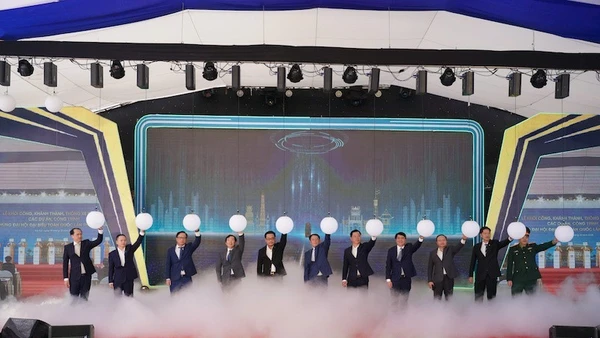 Các đại biểu thực hiện nghi thức khởi công dự án tuyến đường sắt đô thị số 5.