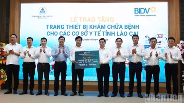 Lãnh đạo ngân hàng BIDV trao 2 tỷ đồng trang thiết bị y tế cho tỉnh Lào Cai. (Ảnh: THANH SƠN)