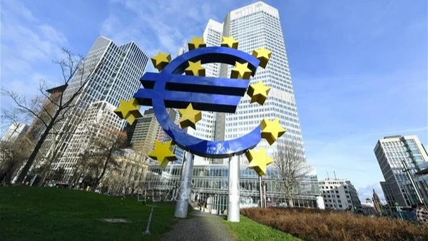 Biểu tượng đồng Euro tại Frankfurt, Đức. (Ảnh: THX/TTXVN)