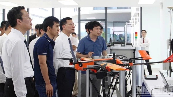 Đại biểu tham quan các mô hình khởi nghiệp sáng tạo tại Đà Nẵng.