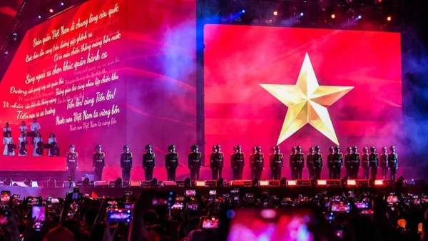 Chương trình nghệ thuật chính luận “Tổ quốc trong tim” do Báo Nhân Dân tổ chức đêm 10/8/2025 có hơn 50.000 khán giả tham dự. (Ảnh: THẾ ĐẠI)