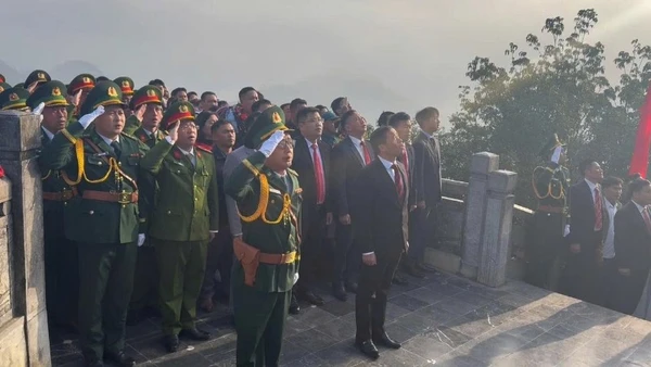 Cấp ủy, chính quyền xã Lũng Cú thực hiện nghi thức chào cờ trong ngày đầu năm mới 2026.