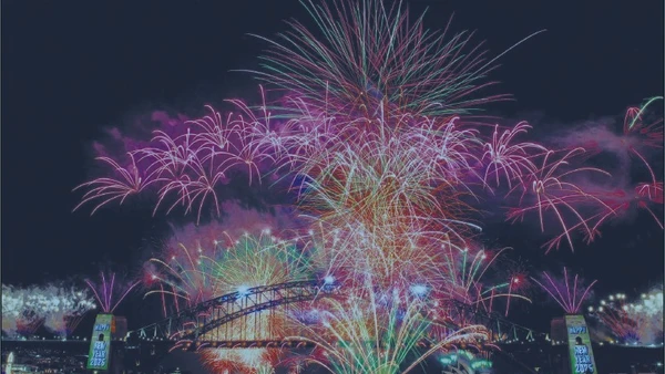 Pháo hoa rực rỡ chào đón năm mới 2026 tại cầu Cảng Sydney, Australia. (Ảnh: THX/TTXVN)