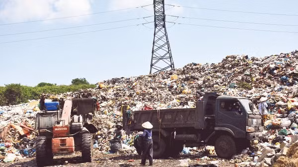 Bãi rác Cẩm Hà đã hết sức chứa. (Ảnh chụp ngày 23/3)