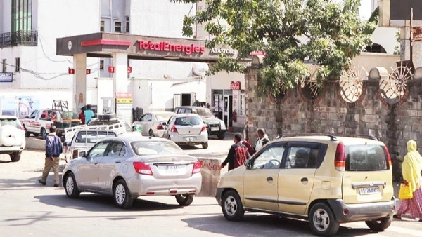 Các phương tiện xếp hàng mua nhiên liệu tại một trạm xăng ở Ethiopia. (Ảnh: TÂN HOA XÃ)