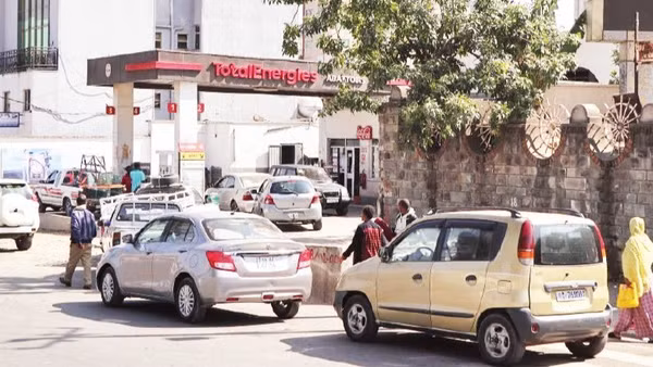 Các phương tiện xếp hàng mua nhiên liệu tại một trạm xăng ở Ethiopia. (Ảnh: TÂN HOA XÃ)
