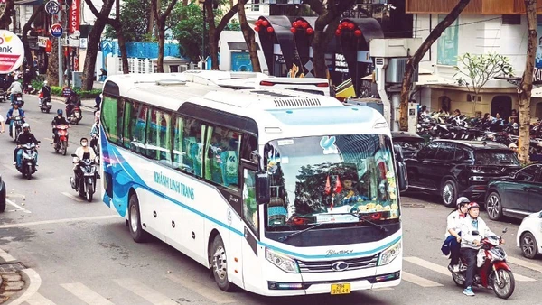 Một số doanh nghiệp, trong đó có Khánh Linh Trans, đã được cơ quan chức năng cấp phép để đưa đón khách trong khu vực nội đô, từng bước tháo gỡ khó khăn cho doanh nghiệp. (Ảnh: ANH ĐỨC)