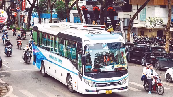 Một số doanh nghiệp, trong đó có Khánh Linh Trans, đã được cơ quan chức năng cấp phép để đưa đón khách trong khu vực nội đô, từng bước tháo gỡ khó khăn cho doanh nghiệp. (Ảnh: ANH ĐỨC)