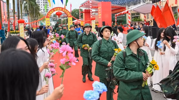 Các tân binh Hà Nội lên đường nhập ngũ. 