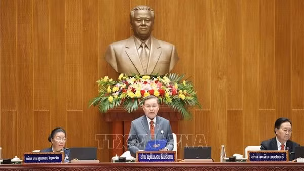 Đồng chí Xaysomphon Phomvihane, Ủy viên Bộ Chính trị, Chủ tịch Quốc hội khóa IX của Lào phát biểu khai mạc Kỳ họp. (Ảnh: Xuân Tú/PV TTXVN tại Lào)