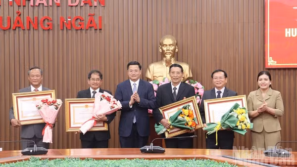 Lãnh đạo tỉnh Quảng Ngãi trao Huân chương Lao động cho 4 đồng chí nguyên lãnh đạo tỉnh.