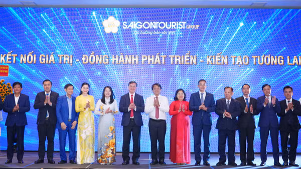 Lãnh đạo Vietnam Airlines và Saigontourist Group cùng các đại biểu tham dự lễ ký.