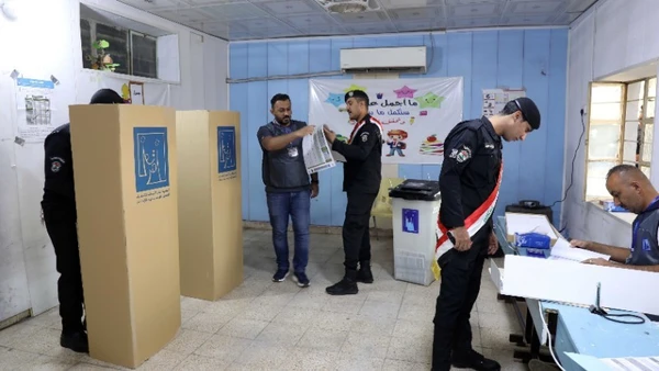 Nhân viên an ninh bỏ phiếu sớm trong cuộc bầu cử tại Baghdad, Iraq, ngày 9/11/2025. (Ảnh: THX/TTXVN) 