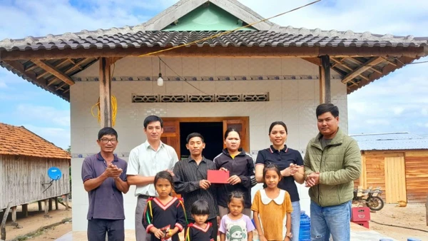 Bàn giao nhà Đại đoàn kết cho gia đình hộ nghèo ở buôn Khăm, xã Suối Trai, tỉnh Đắk Lắk. (Ảnh: MTTQ)