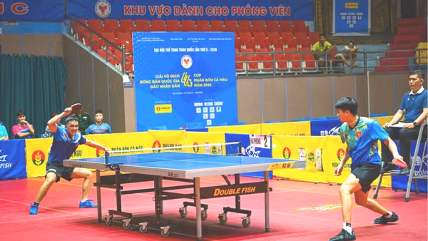 Đoàn Bá Tuấn Anh (bên phải, Đoàn Hải Phòng) và Đinh Anh Hoàng (Đoàn Công an nhân dân) trong trận bán kết đồng đội nam. (Ảnh: BẢO LONG)