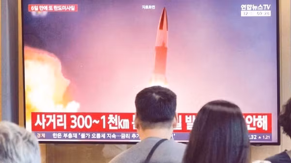 Hình ảnh một vụ phóng tên lửa của Triều Tiên trong chương trình chiếu tại ga tàu Seoul, Hàn Quốc.