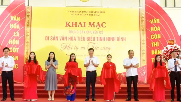 Các đồng chí lãnh đạo tỉnh, Sở Văn hóa, Thể thao tỉnh Ninh Bình cắt băng khai mạc trưng bày Di sản văn hóa tiêu biểu tỉnh Ninh Bình.