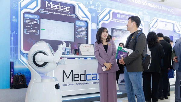 Đại diện Công ty cổ phần MedCAT giới thiệu sản phẩm tại Diễn đàn quốc gia về phát triển công nghệ số Việt Nam lần thứ VI. (Ảnh MEDCAT)