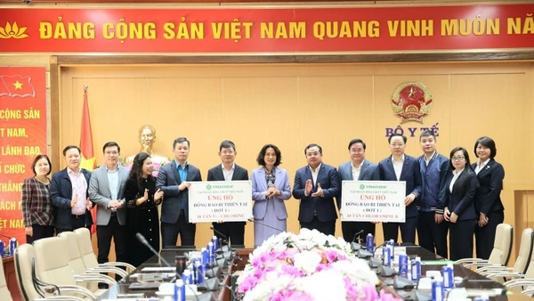 Bộ Y tế tiếp nhận số hóa chất khử khuẩn nước do Tập đoàn Hóa chất Việt Nam trao tặng để hỗ trợ vùng lũ. 