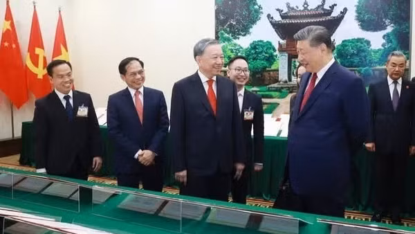 Tổng Bí thư Tô Lâm và Tổng Bí thư, Chủ tịch Trung Quốc Tập Cận Bình chứng kiến trưng bày các văn kiện hợp tác giữa hai nước trong khuôn khổ chuyến thăm Việt Nam của đồng chí Tập Cận Bình tháng 4/2025. (Ảnh: TTXVN) 