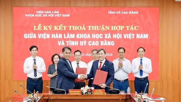 Giáo sư, Tiến sĩ Lê Văn Lợi - Chủ tịch Viện Hàn lâm (bên phải) và đồng chí Phan Thăng An trao đổi bản Thỏa thuận hợp tác tại buổi lễ.