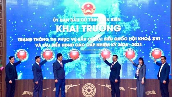 Đồng chí Vũ Hồng Thanh, Ủy viên Trung ương Đảng, Phó Chủ tịch Quốc hội (thứ ba từ trái sang) cùng các đồng chí lãnh đạo tỉnh Điện Biên thực hiện nghi thức ấn nút đưa Trang thông tin bầu cử tỉnh Điện Biên vào hoạt động.