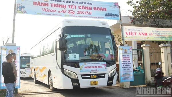 Chuyến xe Công đoàn được tổ chức hằng năm nhằm đưa đoàn viên và người thân về quê đón Tết an toàn.