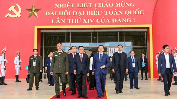 Thường trực Ban Bí thư Trần Cẩm Tú và các đại biểu kiểm tra tại Trung tâm Hội nghị quốc gia. (Ảnh: DUY LINH)