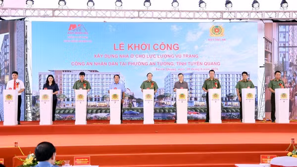 Đại biểu ấn nút khởi công dự án xây dựng nhà ở cho lực lượng vũ trang Công an nhân dân tại phường An Tường, tỉnh Tuyên Quang.